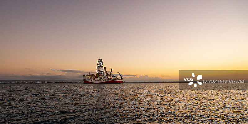 地中海日出时分的油气钻探船图片素材