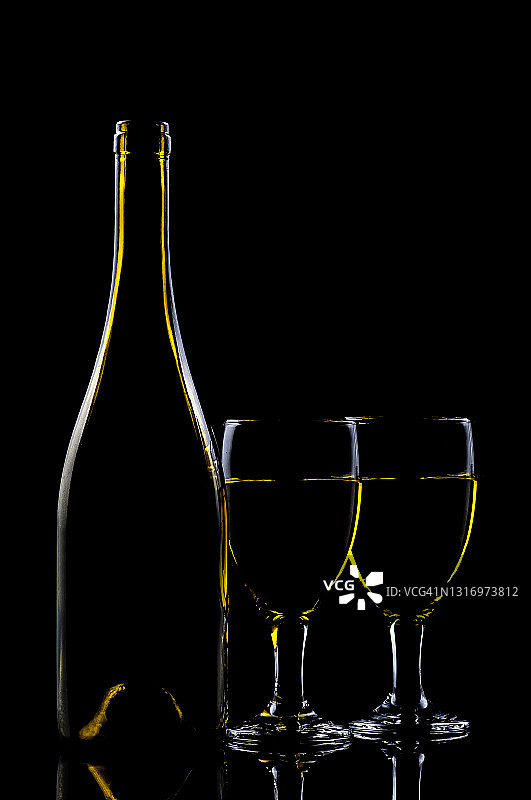 两杯白葡萄酒和一瓶葡萄酒图片素材