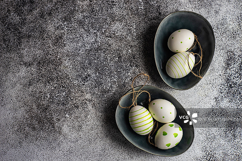 碗中彩绘复活节彩蛋俯视图图片素材