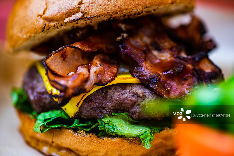 培根、奶酪和生菜德克萨斯汉堡特写图片素材
