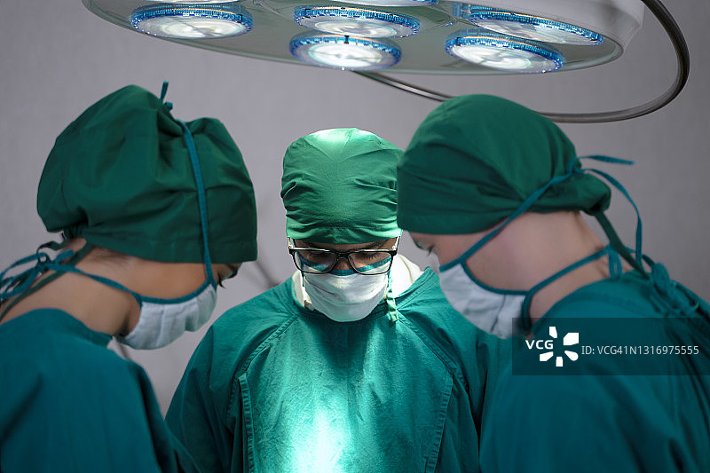 医生在手术室为患者做手术图片素材