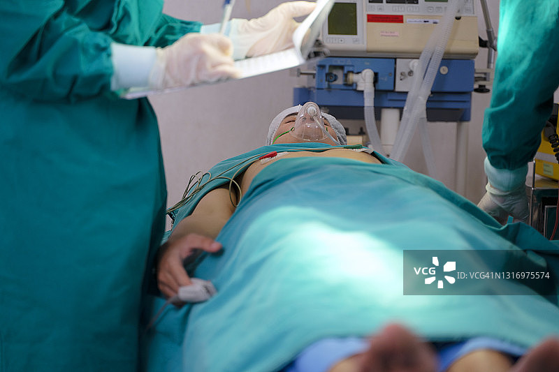 医生在手术室为患者做手术图片素材