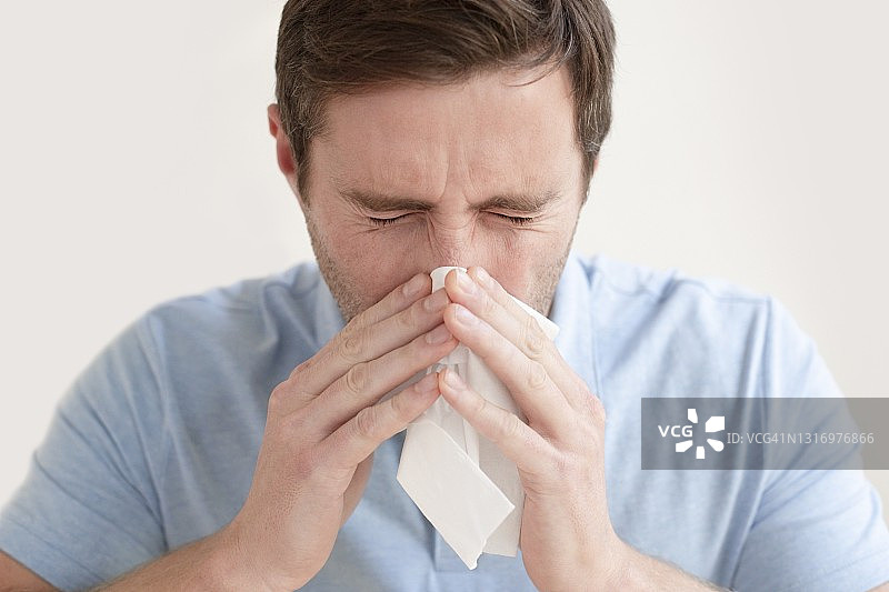 男人擤鼻涕图片素材