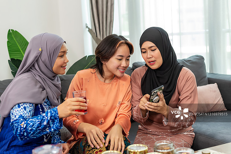 朋友们在看智能手机图片素材