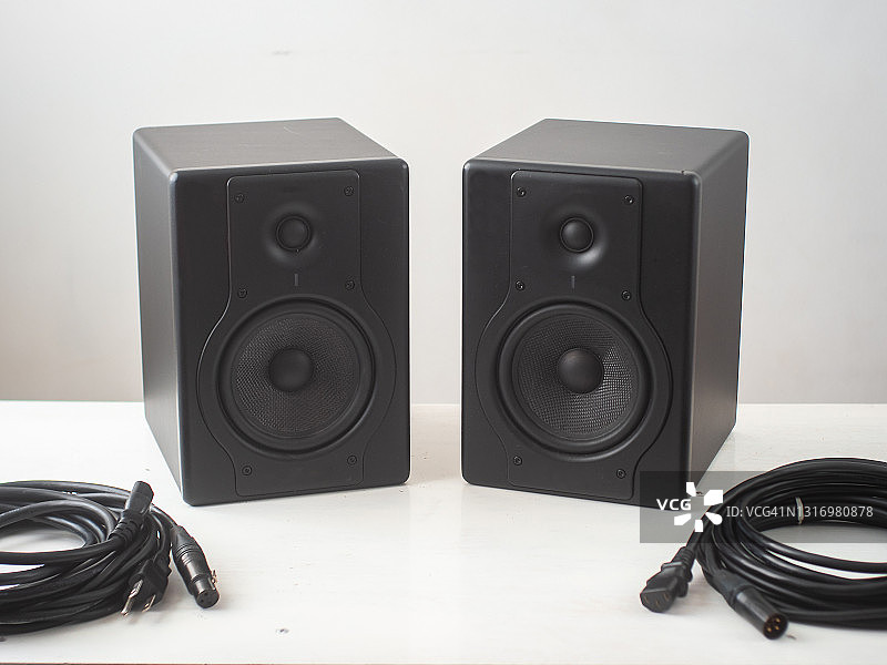 带电缆的黑色专业录音室扬声器图片素材