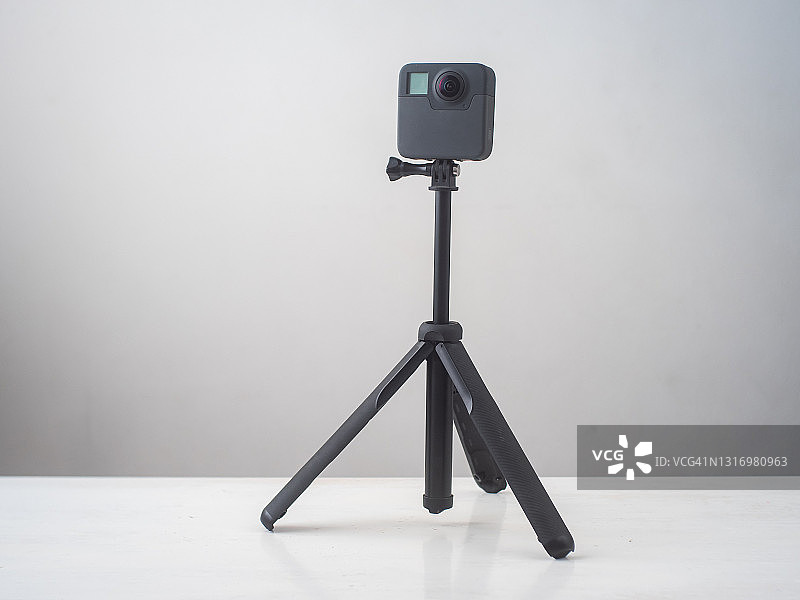 白色和灰色背景上的迷你三脚架360度相机及配件图片素材