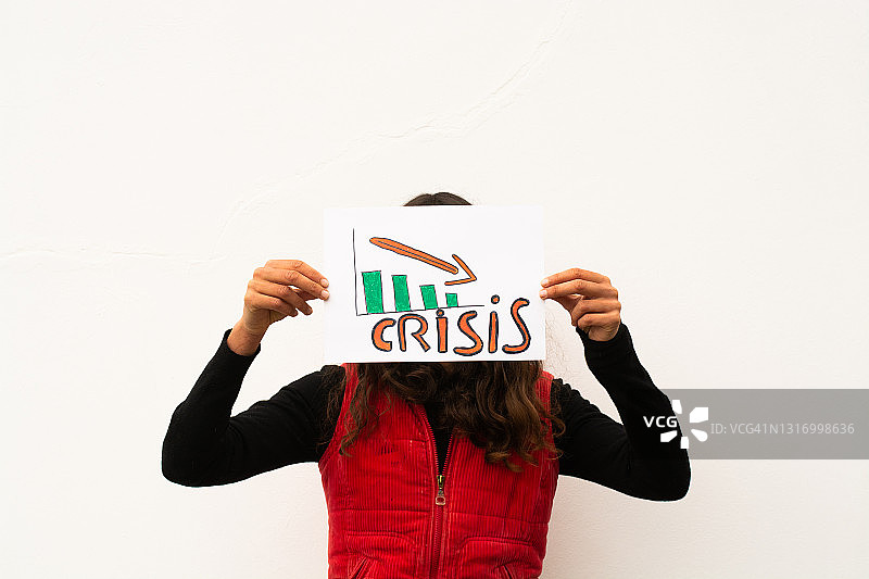用金融危机海报进行演示的年轻女人图片素材