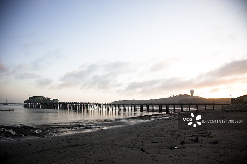 加利福尼亚州半月湾Pillar Point空军基地和码头的日落图片素材