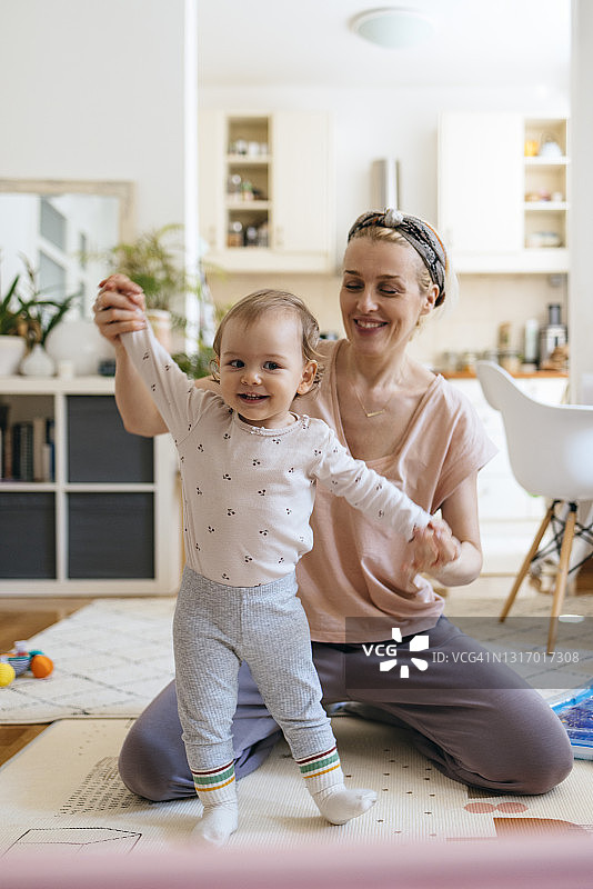 母亲抱着女婴跳舞图片素材