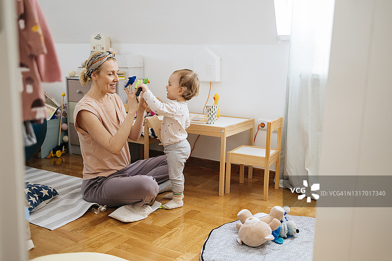 女人和女儿玩手指玩偶图片素材