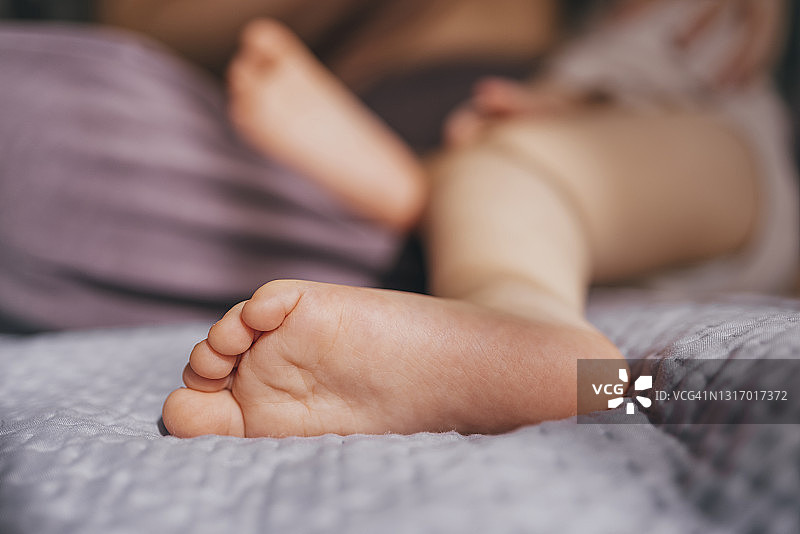 宝宝和妈妈在床上图片素材