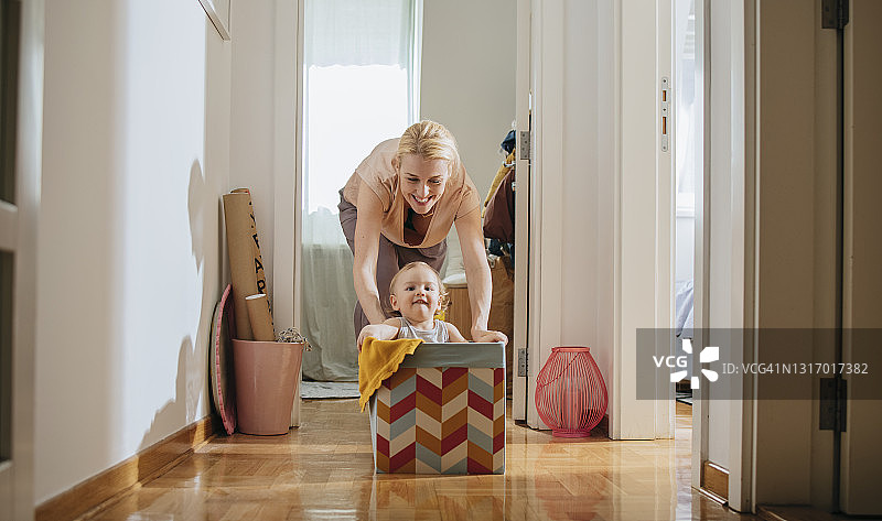 快乐的母亲和女婴在家图片素材