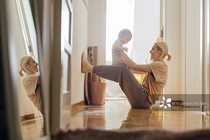 快乐的母女在家玩耍图片素材