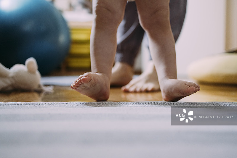 女婴在家学习走路图片素材