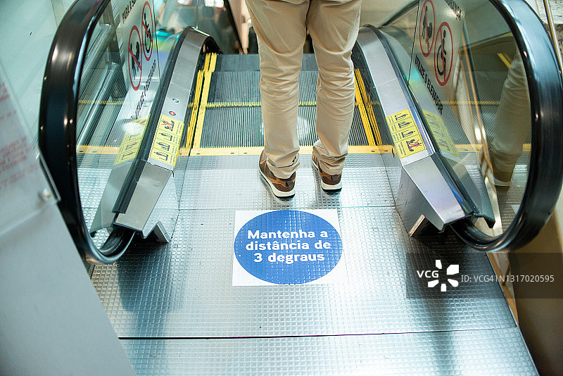 社交距离标志：保持3步距离图片素材