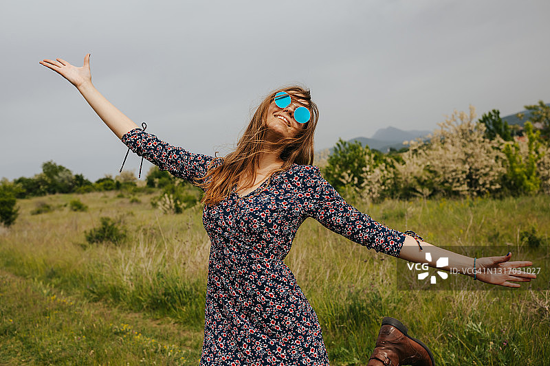 年轻女子享受自然假期图片素材