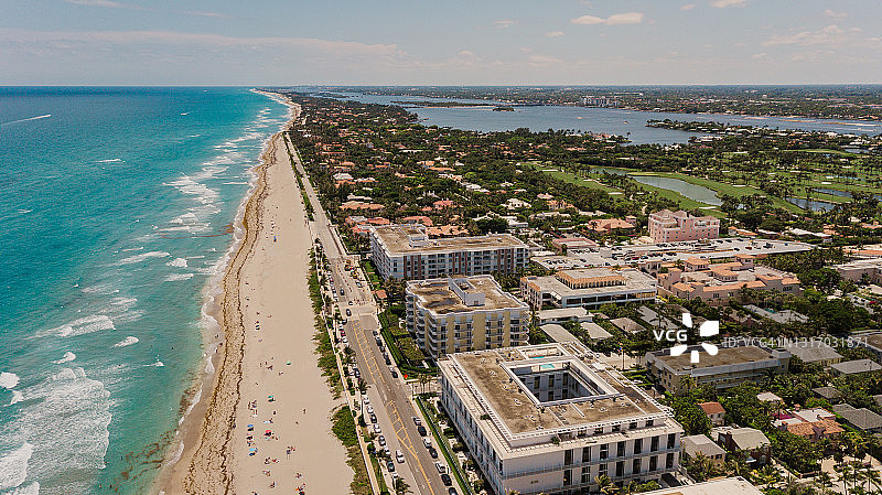 佛罗里达州棕榈滩上色彩鲜艳的沙滩伞，碧蓝海滨的航拍景色图片素材