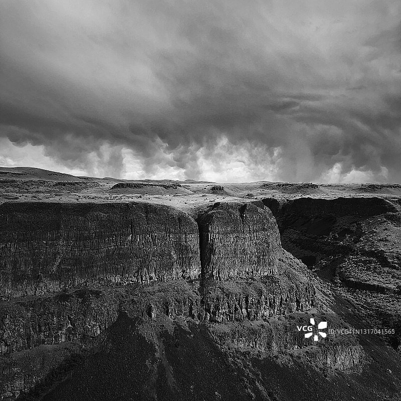 华盛顿帕卢斯瀑布峡谷上空的乳状暴风云图片素材