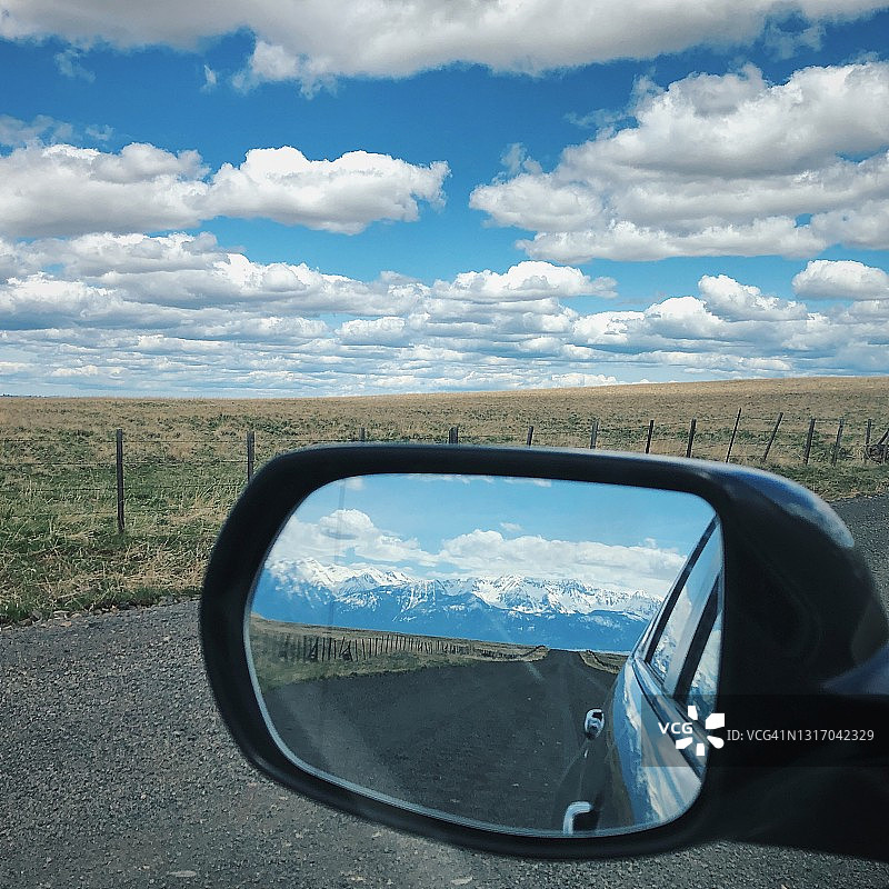 透过后视镜看俄勒冈州祖姆沃尔特草原图片素材