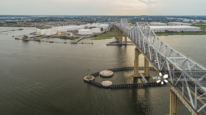 连接纽约斯塔顿岛和新泽西州的奥特布里奇跨海大桥图片素材