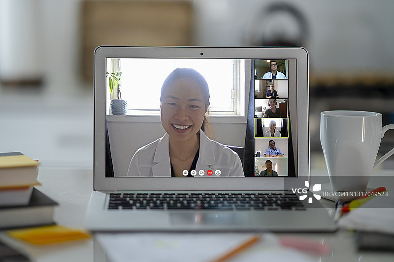 一群医学生在线学习图片素材