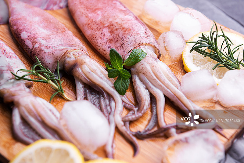 新鲜鱿鱼章鱼或墨鱼海鲜图片素材