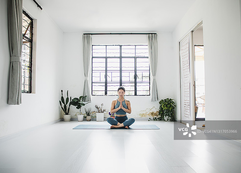 亚洲女人在瑜伽馆冥想图片素材