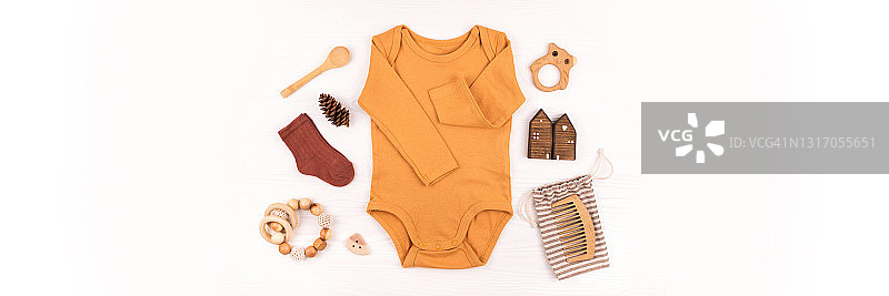 新生婴儿服装、毯子、木制玩具、磨牙器和白色背景上的配件banner图片素材