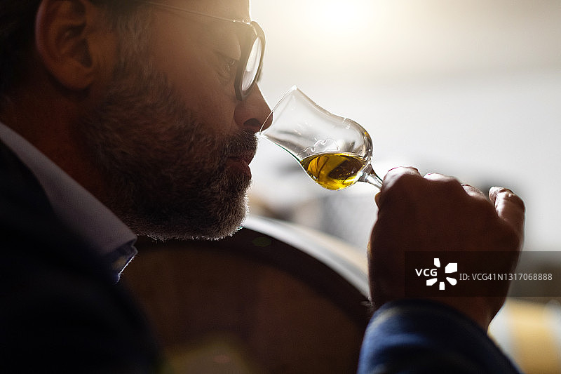 意大利酒庄采摘葡萄后品尝葡萄酒：品尝格拉巴酒图片素材