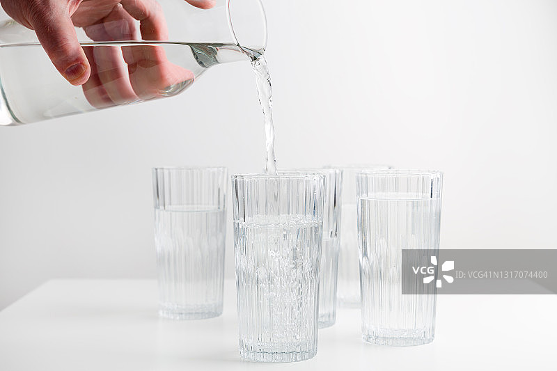 倒水入玻璃杯中图片素材