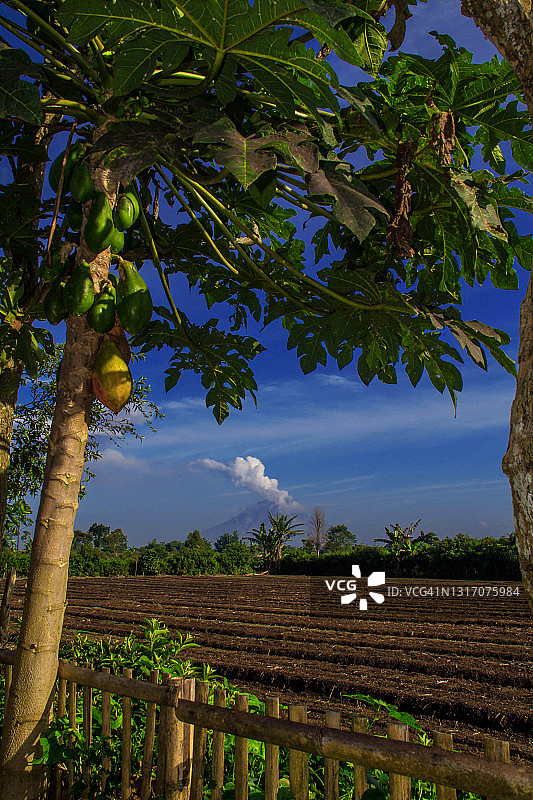 锡纳朋火山喷发图片素材