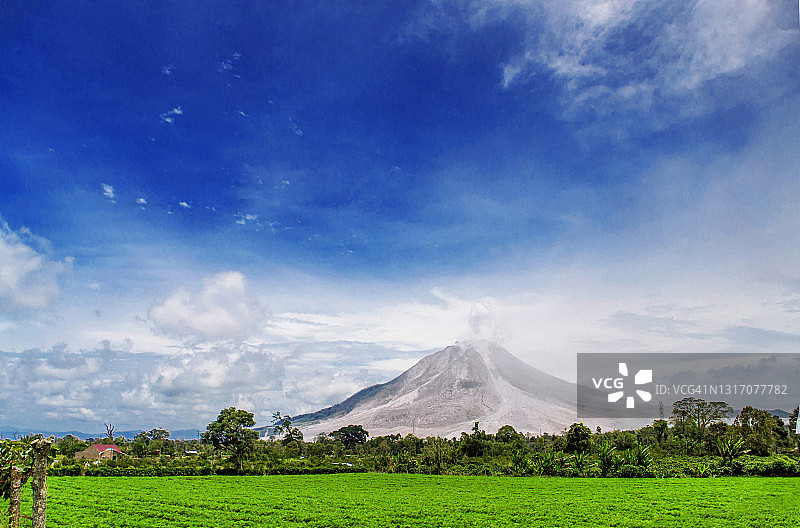 锡纳朋火山与蓝天图片素材