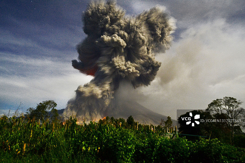 西纳邦火山夜间喷发图片素材