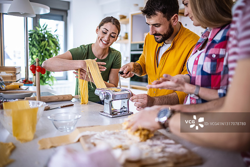 朋友们一起制作自制意大利面图片素材