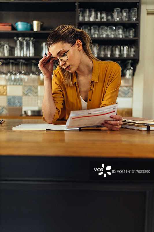 会计对损益表感到担忧图片素材