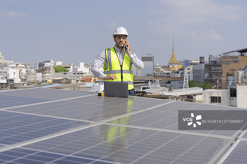 蓝领工人检查太阳能电池板图片素材