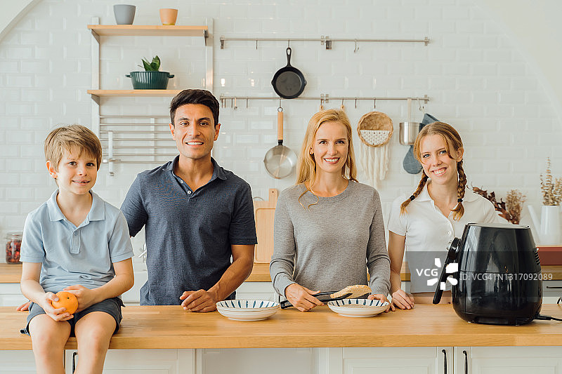 现代厨房里的幸福家庭图片素材