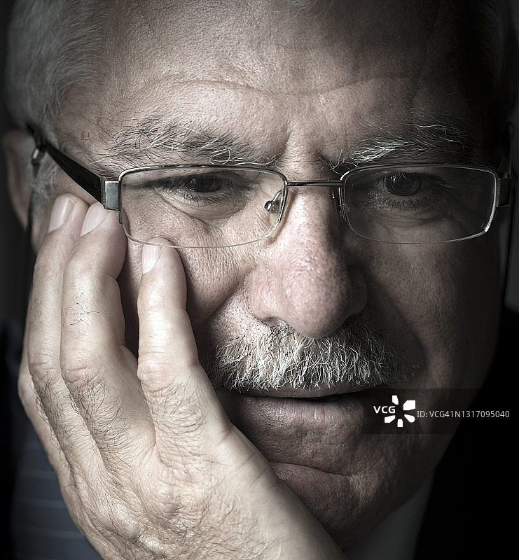 手托下巴的成熟土耳其男人肖像图片素材