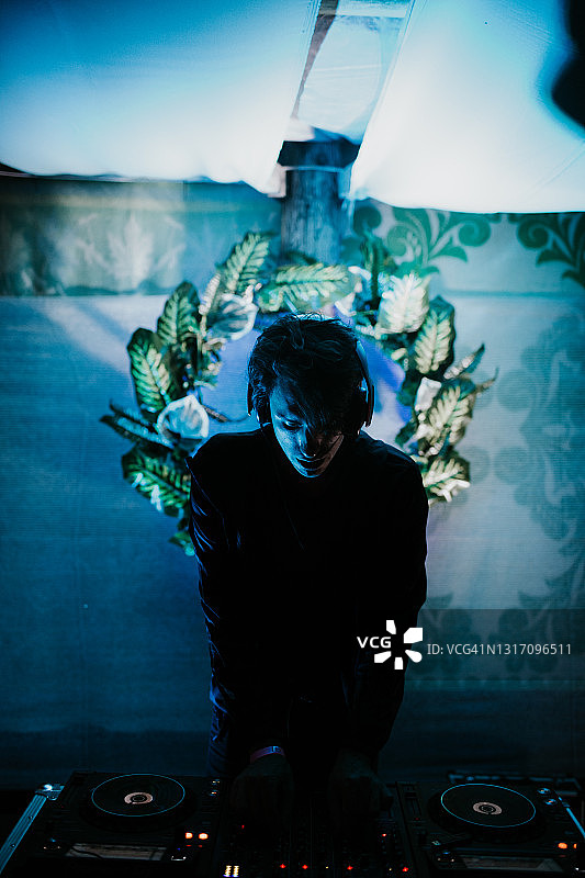 年轻DJ使用专业控制器播放音乐图片素材