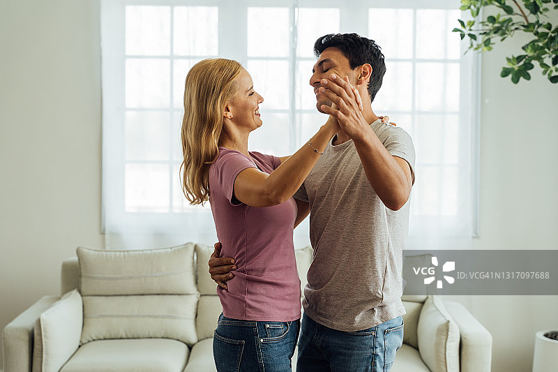 一起跳舞的年轻夫妇图片素材