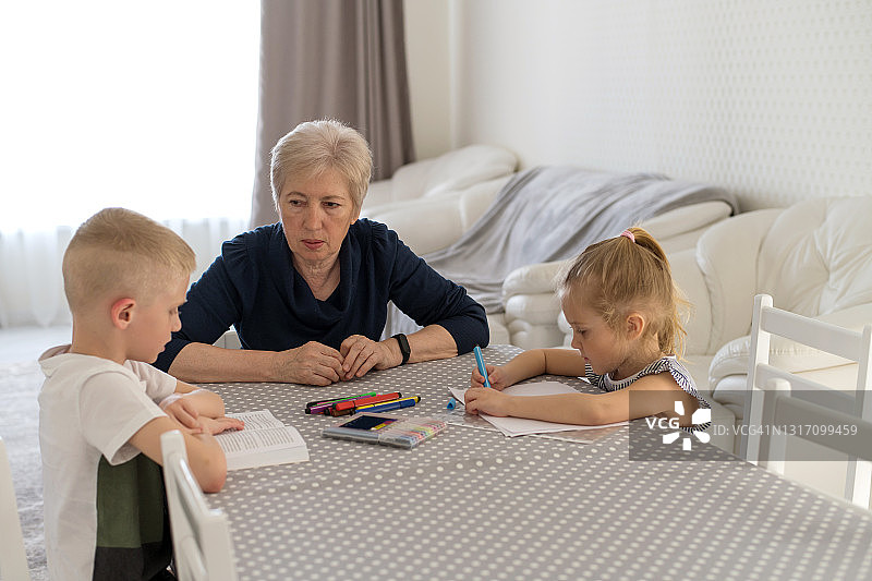 祖孙在家做作业图片素材
