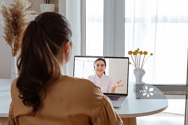 与年轻女性进行视频通话和网络会议图片素材