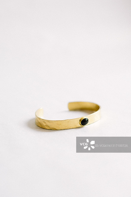 镶有宝石的镀金复古手镯图片素材