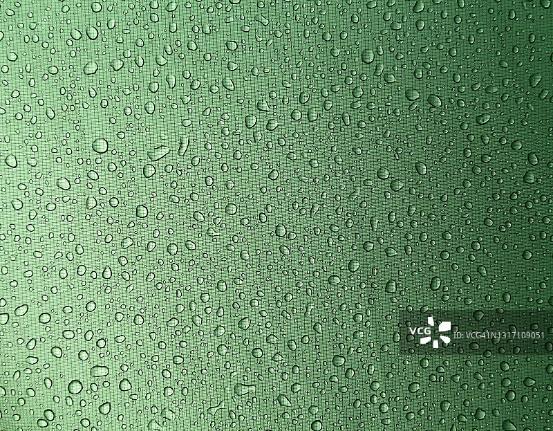 雨水滴落在露营帐篷纤维上图片素材