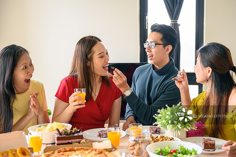 派对中的幸福时刻图片素材