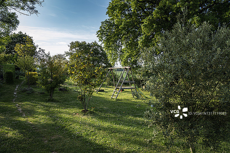 法国花园：鲜花、草坪和儿童玩具图片素材
