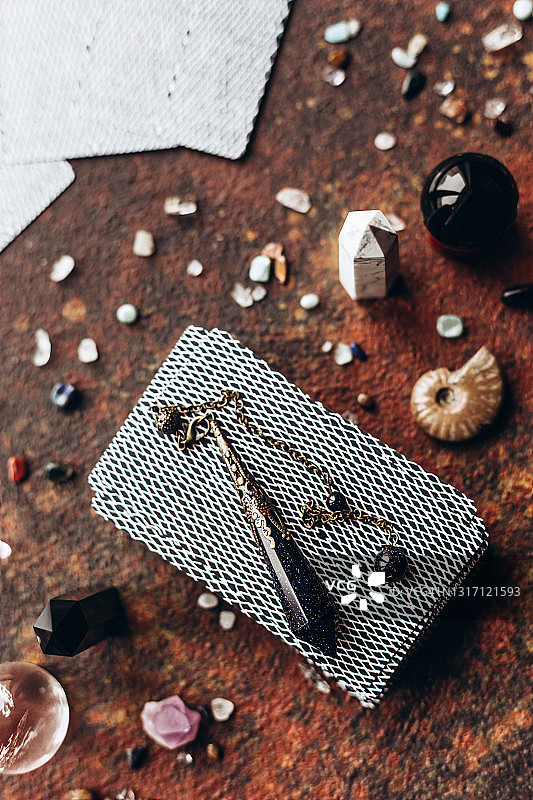 塔罗牌上的深色摆锤特写图片素材