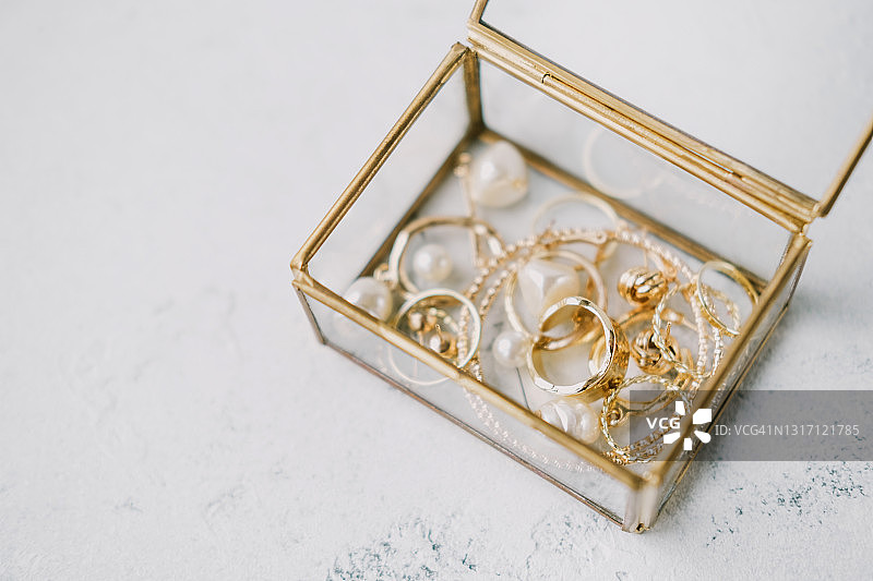 带金色装饰的透明珠宝盒图片素材