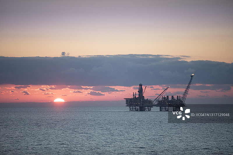 石油平台背后的日落图片素材