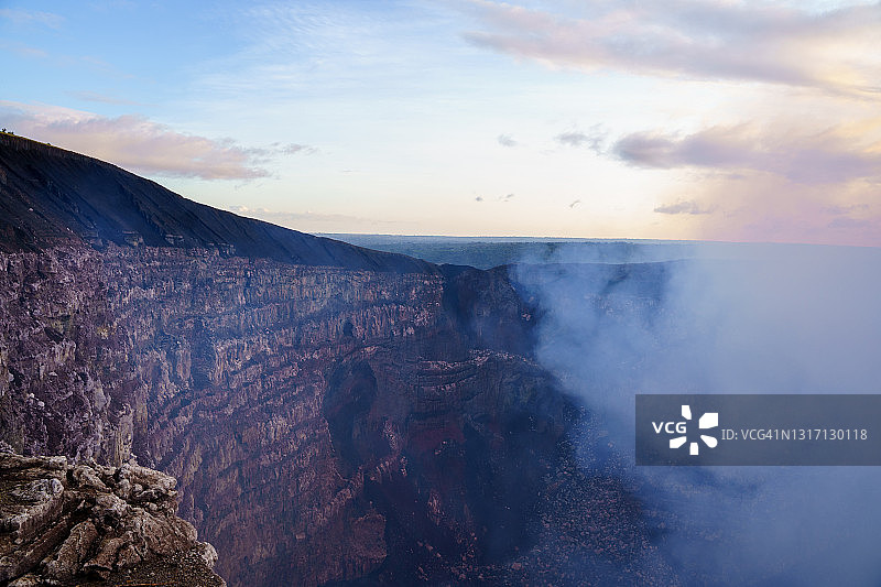 尼加拉瓜马萨亚火山喷发的烟雾图片素材